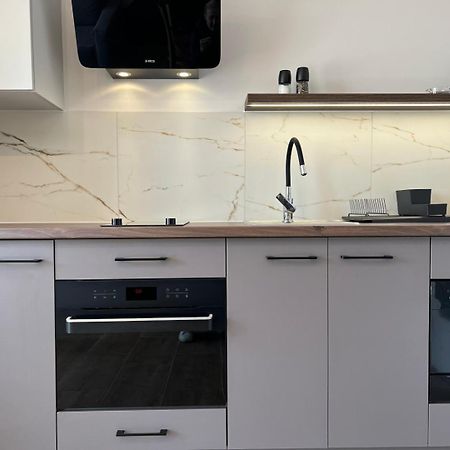 Party Avangarde Apartments City Center Leba Bagian luar foto