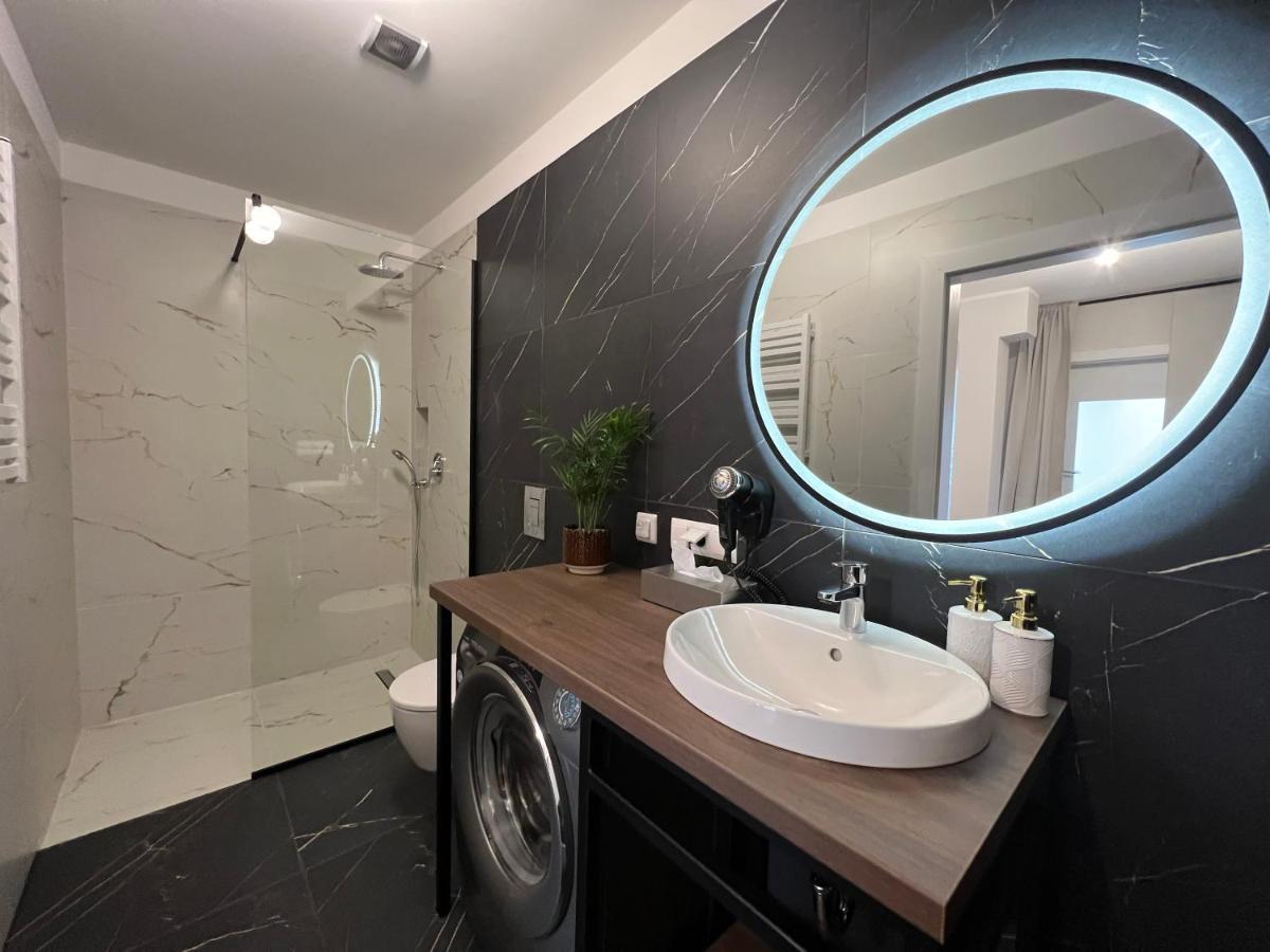 Party Avangarde Apartments City Center Leba Bagian luar foto