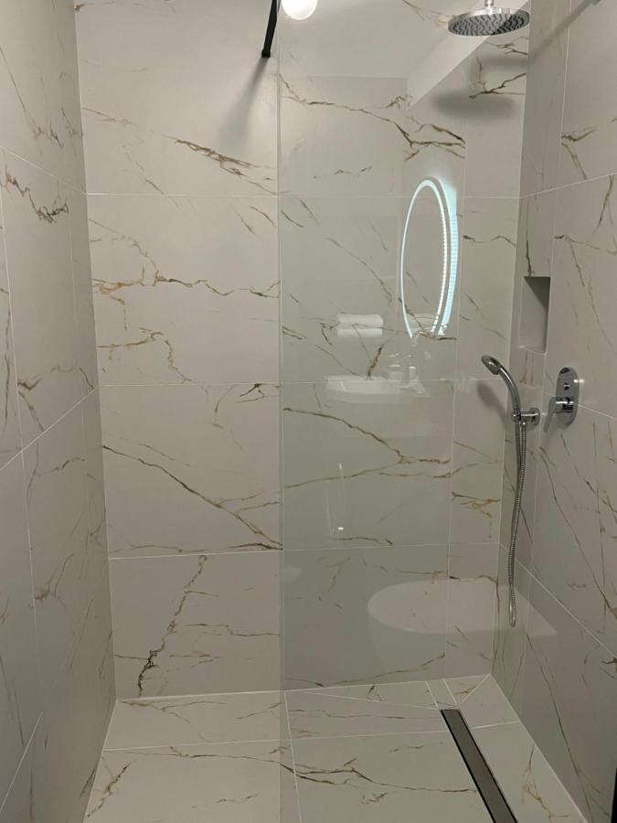 Party Avangarde Apartments City Center Leba Bagian luar foto