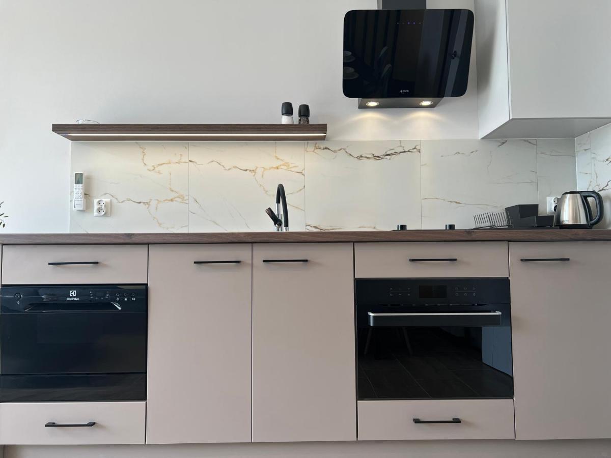 Party Avangarde Apartments City Center Leba Bagian luar foto