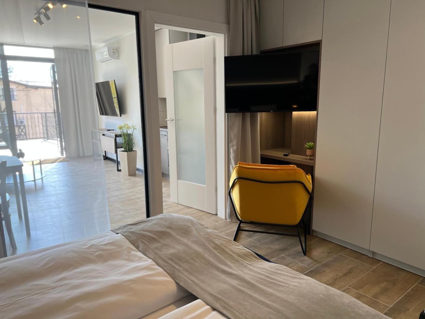Party Avangarde Apartments City Center Leba Bagian luar foto